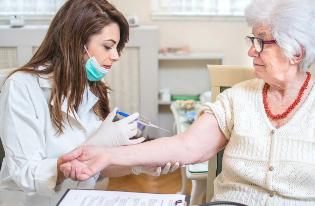 Привившимся от Covid-19 пожилым москвичам будут выдавать подарочные карты