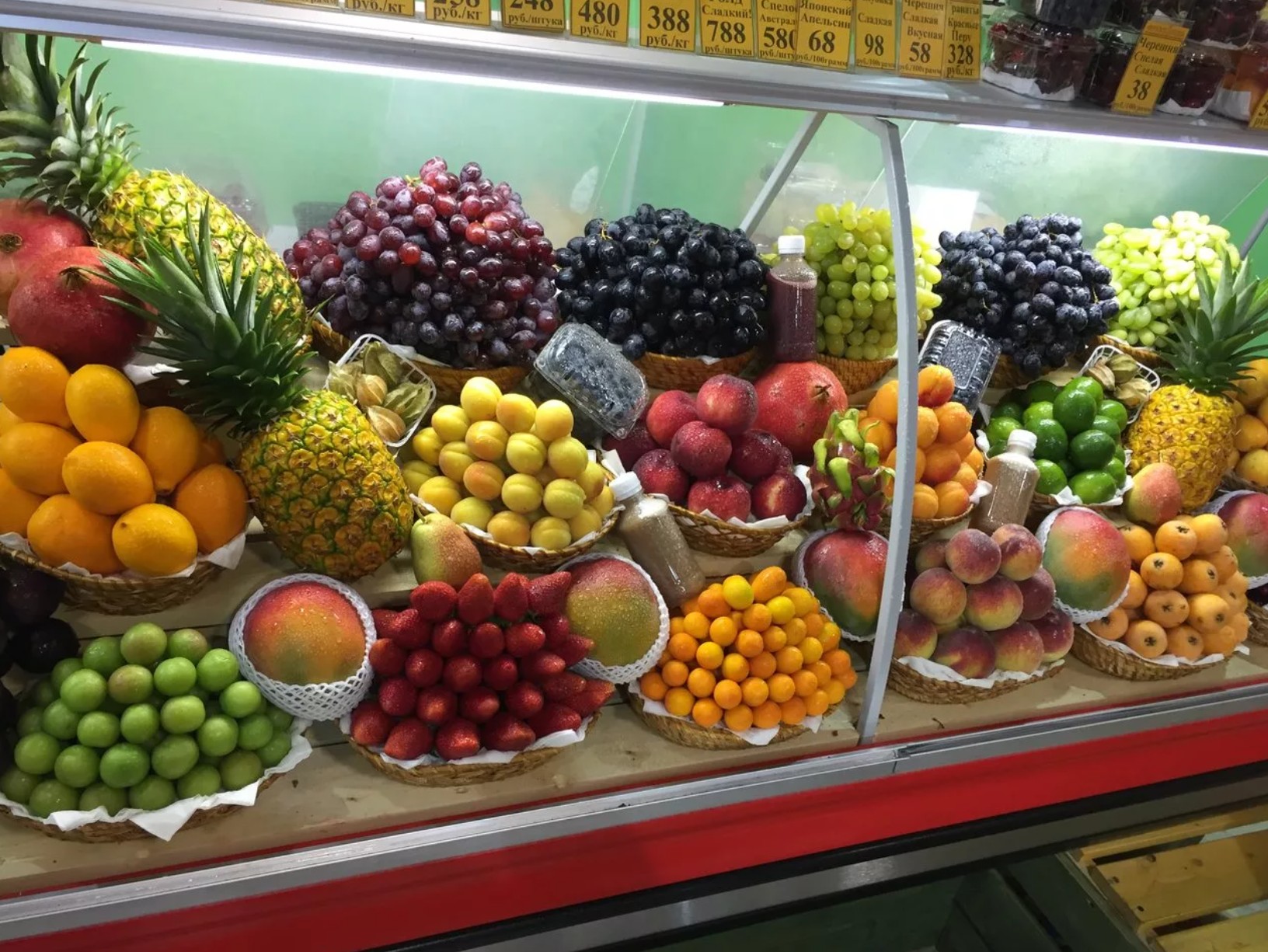 Интернет фруктовая. Прилавок с фруктами. Выкладка овощей и фруктов в магазине. Выкладка фруктов. Витрина фрукты.