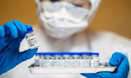 Какой вакциной прививают от коронавируса в Москве в поликлинике?