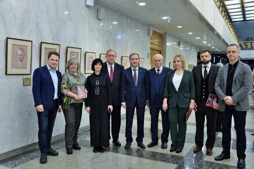 Фонд «Служу России» организовал в Музее Победы выставку Никаса Сафронова в честь разведчиков
